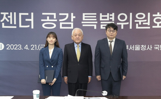 김한길 국민통합위원장(가운데)과 김석호(오른쪽) 공동위원장 송보희 공동위원장이 21일 정부서울청사에서 열린 '청년젠더 공감 특위' 출범식에서 기념촬영을 하고 있다. 통합위 제공